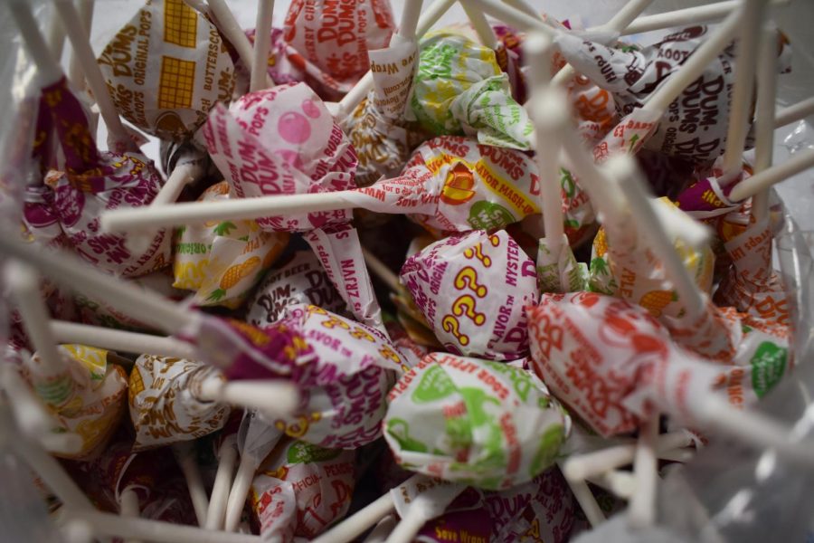 Lollipops are given to elementary school students in order to motivate them to work and actively participate.
