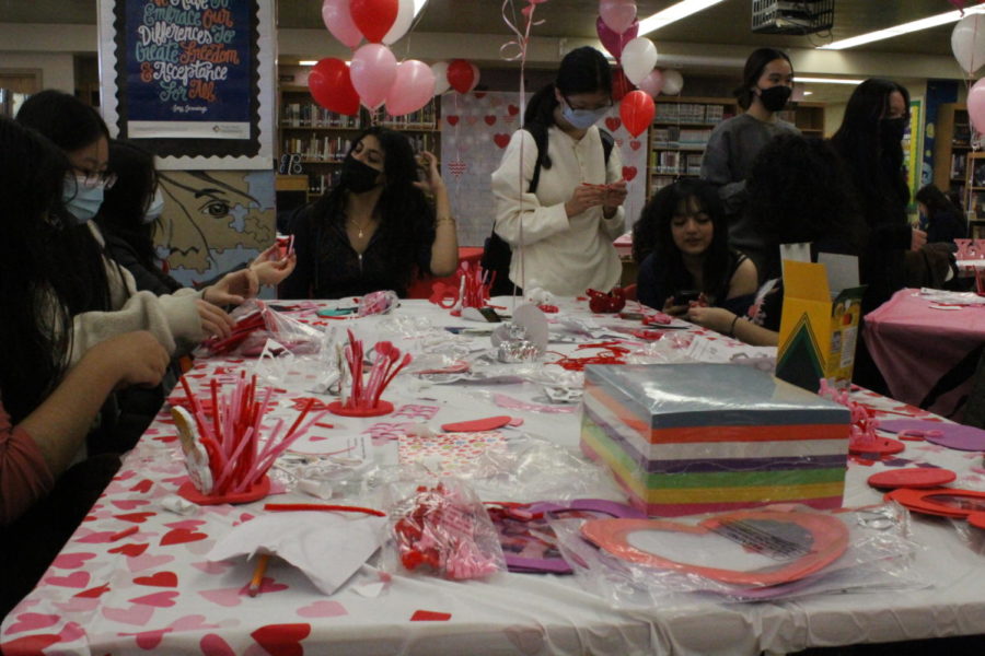 FLHS students attend a Frannytines event in the library. Friends gather around to create Valentine’s Day themed crafts with the abundant art materials to choose from.