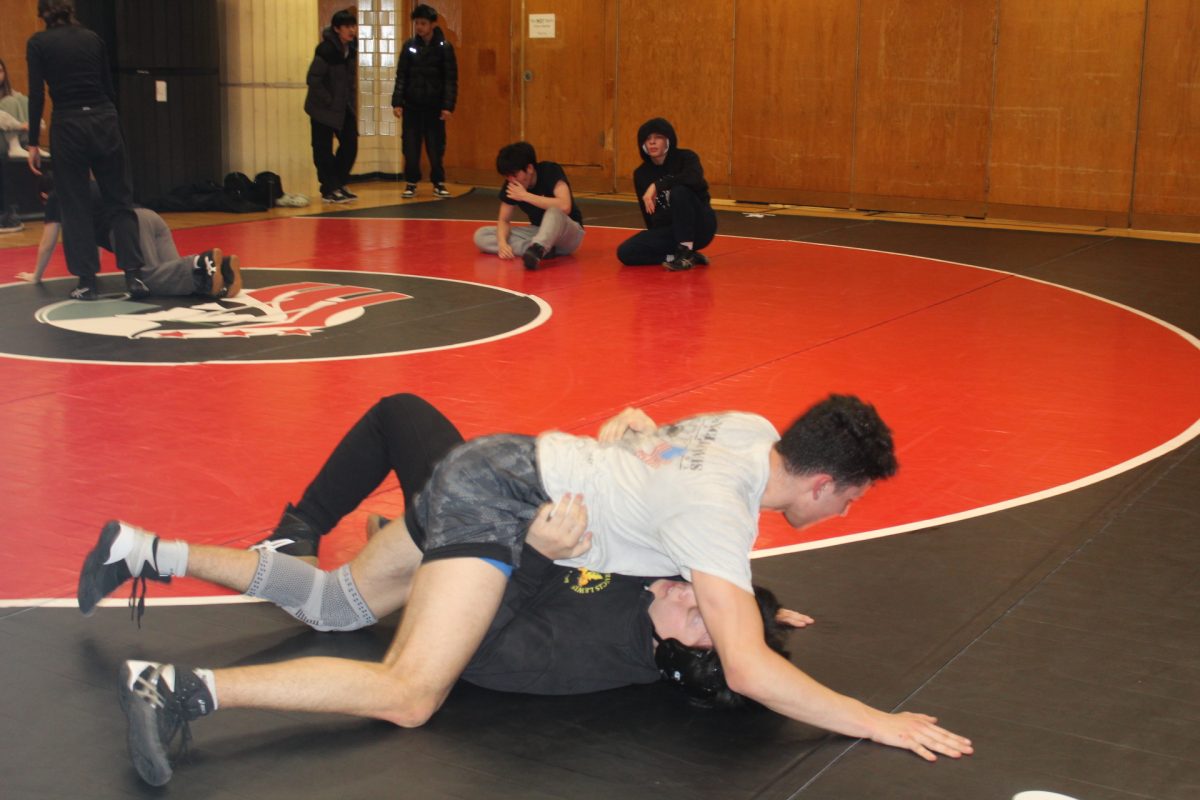Peter Karasakalides maintains a dominant position giving him an advantage.