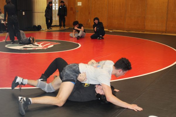 Peter Karasakalides maintains a dominant position giving him an advantage.